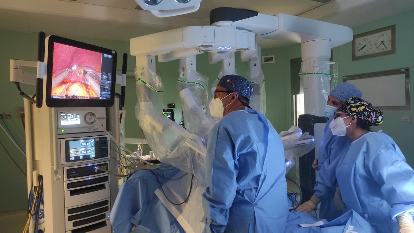 Sistema robotico Da Vinci Xi in sala operatoria durante un intervento, con team chirurgico e monitor di visualizzazione