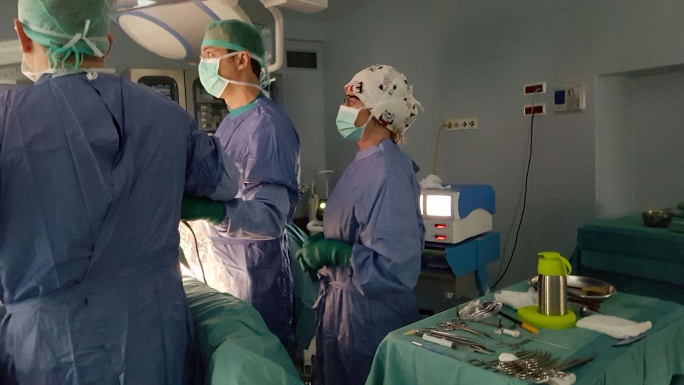 Equipe chirurgica al lavoro in sala operatoria durante un intervento laparoscopico